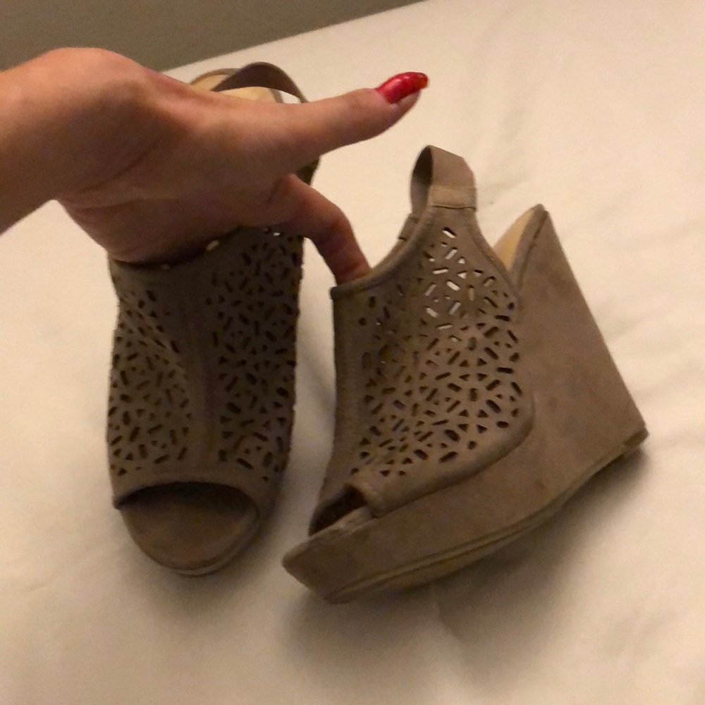 Chinese laundry laser cut wedges size 7 1/2